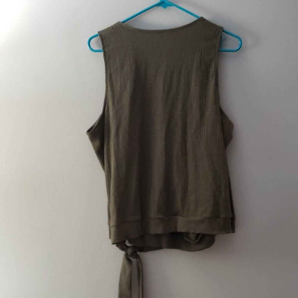 Universal Thread top - Picture 2 of 2